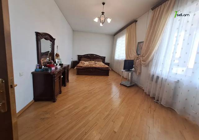 Երեք հարկանի քարե տուն Դավիթ Բեկի փողոցում Էրեբունիում, 900 ք.մ., 2 սանհանգույց