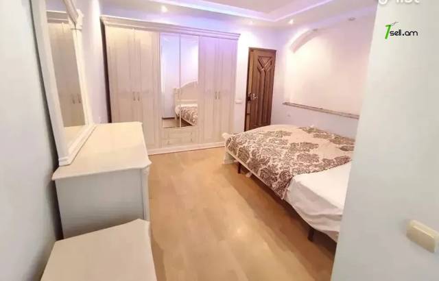 3 սենյականոց բնակարան Կարապետ Ուլնեցու փողոցում, 80 ք.մ., 4/6 հարկ, եվրովերանորոգված, քարե շենք