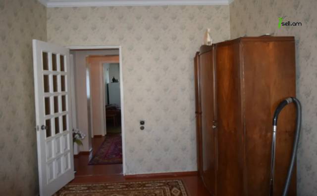 4 սենյականոց բնակարան Պարույր Սևակի փողոցում, 98 ք.մ., նախավերջին հարկ, մի քանի պատշգամբ