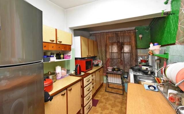 Երեք հարկանի քարե տուն Ազատամարտիկների փողոցում Էրեբունիում, 182 քմ, 2 սանհանգույց