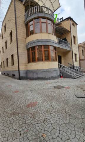 Երեք հարկանի քարե տուն Մարշալ Բաբաջանյանի փողոցում Ավանում, 420 ք.մ., 2 սանհանգույց