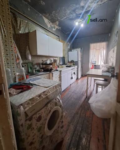 3 սենյականոց բնակարան Վարդանանց փողոցում, 90 ք.մ., մի քանի պատշգամբ, քարե շենք