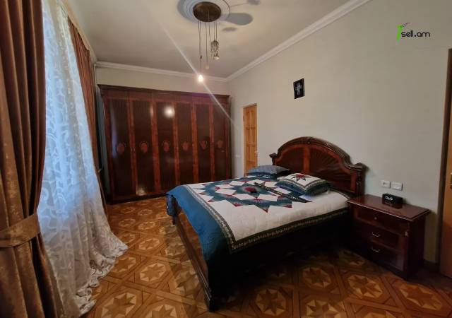 Երեք հարկանի քարե տուն Աջափնյակում, 500 ք.մ., 3+ սանհանգույց, եվրովերանորոգված