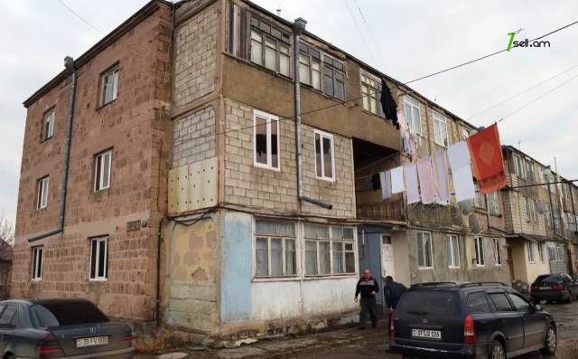 3 սենյականոց բնակարան, Երևանյան խճուղի, 52 քմ, նախավերջին հարկ, կապիտալ վերանորոգված, քարե շենք