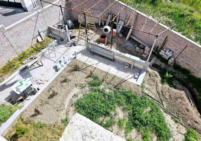 Երեք հարկանի տուն, Թումանյան թաղամաս Ավանում, 630 ք.մ., 3+ սանհանգույց, կապիտալ վերանորոգված