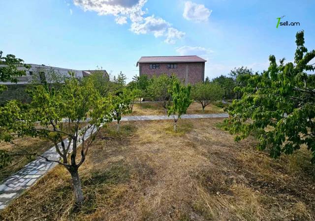 Երեք հարկանի քարե տուն Բագրևանդի 44-րդ փողոցում Նոր Նորքում, 1340 ք.մ., 3+ սանհանգույց