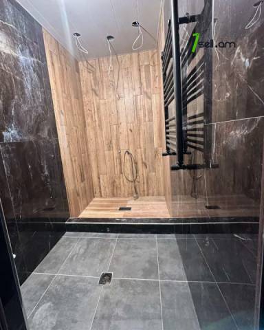 4 սենյականոց բնակարան Մոլդովական փողոցում, 100 ք.մ., 2/5 հարկ, կապիտալ վերանորոգված, քարե շենք