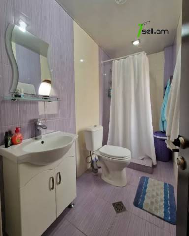 Երեք հարկանի քարե տուն Կարապետյան փողոցում Աջափնյակում, 470 ք.մ., 3+ սանհանգույց