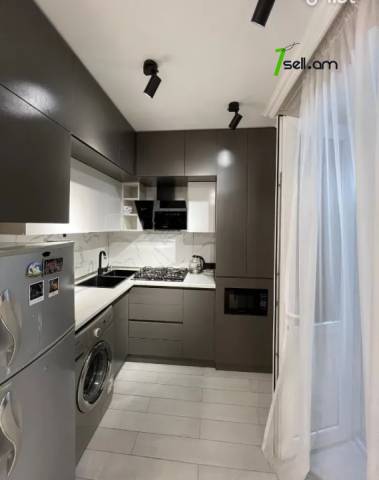 3 սենյականոց բնակարան Շահումյանի 1-ին փողոցում, 60 քմ, եվրովերանորոգված, քարե շենք