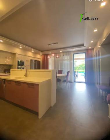 Երեք հարկանի տուն Մարշալ Բաբաջանյան փողոցում Ավանում, 715 քմ, 3+ սանհանգույց