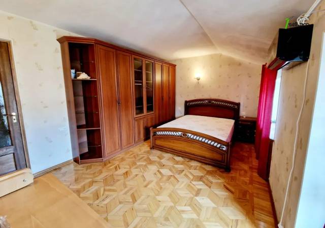 Երեք հարկանի տուն Օստրովսկու փողոցում կենտրոնում, 900 քմ, 3+ սանհանգույց, կապիտալ վերանորոգված