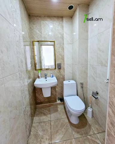 Երեք հարկանի քարե տուն Սասունցի Դավիթ փողոցում Էրեբունիում, 200 ք.մ., 3+ սանհանգույց