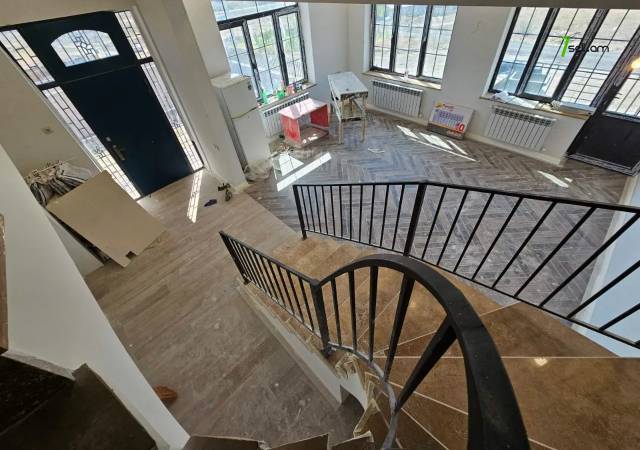 Երկու հարկանի քարե թաունհաուզ Ալբերտ Էյնշտեյնի փողոցում Քանաքեռավանում, 654 ք.մ., 3+ սանհանգույց