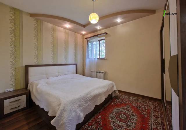 Երկու հարկանի քարե տուն Դավթաշենի 7-րդ փողոցում Դավթաշենում, 300 քմ, 2 սանհանգույց