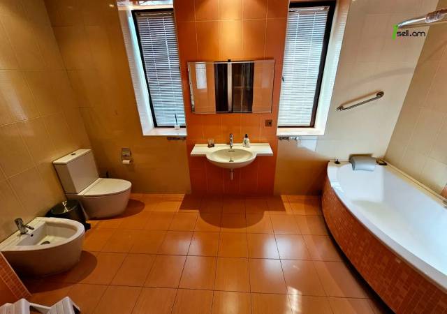 Երկու հարկանի քարե տուն Ծարավ Աղբյուրի փողոցում Ավանում, 1650 ք.մ., 3+ սանհանգույց