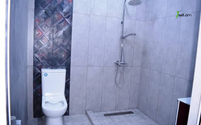 2 սենյականոց բնակարան Շիրակացու փողոցում, 70 ք.մ., 1/3 հարկ, կապիտալ վերանորոգված, քարե շենք