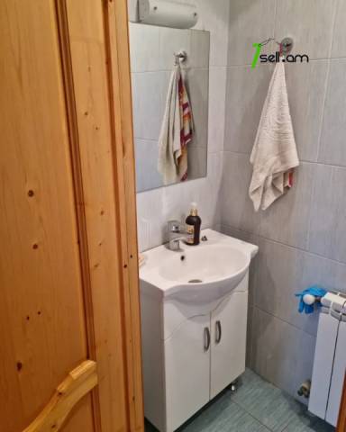 Երկու հարկանի քարե տուն Քեռու փողոցում Ձորաղբյուրում, 1200 քմ, 2 սանհանգույց, եվրովերանորոգված