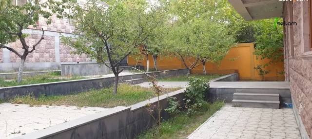 Երկու հարկանի քարե տուն Նորքի 1-ին փողոցում Նորք Մարաշում, 800 ք.մ., 3+ սանհանգույց