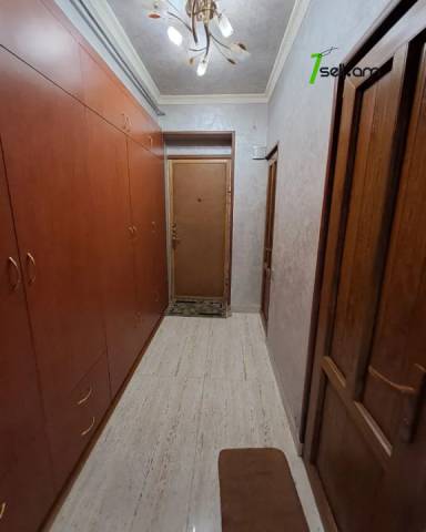 3 սենյականոց բնակարան, Աթոյան փողոց անցուղի, 90 ք.մ., 1/5 հարկ, կապիտալ վերանորոգված, քարե շենք