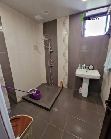 Մեկ հարկանի քարե տուն Ավանում, 1400 ք.մ., 2 սանհանգույց