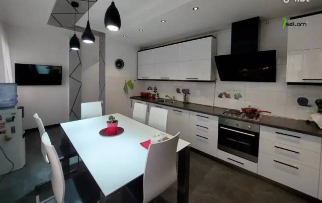 6 սենյականոց բնակարան Հանրապետության փողոցում, 230 ք.մ., նախավերջին հարկ, 3+ սանհանգույց