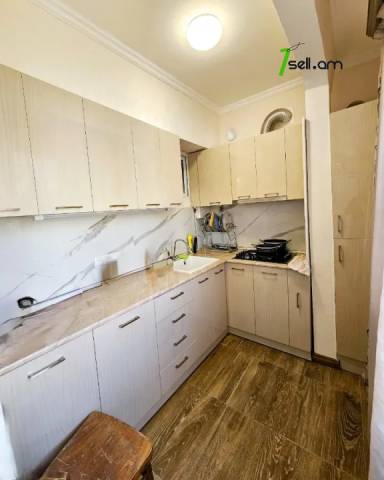 1 սենյականոց բնակարան Արշակունյաց պողոտայում, 42 ք.մ., 3/5 հարկ, կապիտալ վերանորոգված, քարե շենք