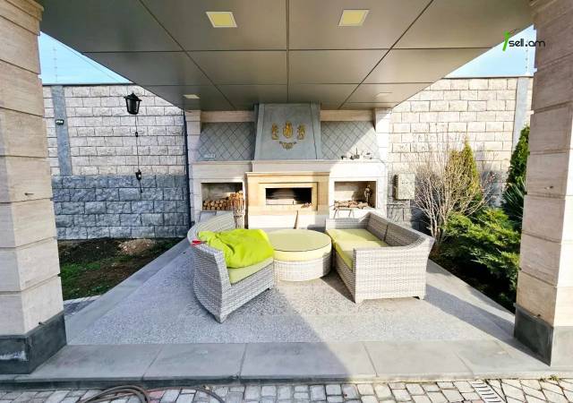 Երկու հարկանի տուն Ամառանոցային փողոցում Ջրվեժում, 2100 ք.մ., 2 սանհանգույց, կապիտալ վերանորոգված