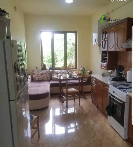 Երկու հարկանի քարե տուն, Մաշտոցի 10-րդ նրբանցք Օշականում, 260 քմ, 2 սանհանգույց