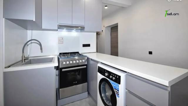 2 սենյականոց բնակարան Արամ Խաչատրյանի փողոցում, 42 ք.մ., 2/5 հարկ, եվրովերանորոգված, քարե շենք