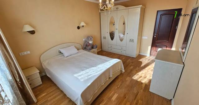 Չորս հարկանի քարե տուն Սիլիկյան 4-րդ փողոցում Աջափնյակում, 2480 ք.մ., 3+ սանհանգույց, մեծ հողամաս