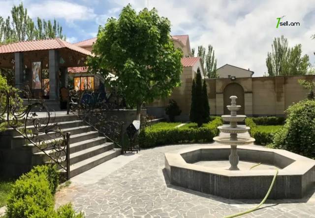 Երկու հարկանի քարե տուն, Դուրյան թաղամաս Ավանում, 2400 ք.մ., 3+ սանհանգույց, մեծ հողամաս