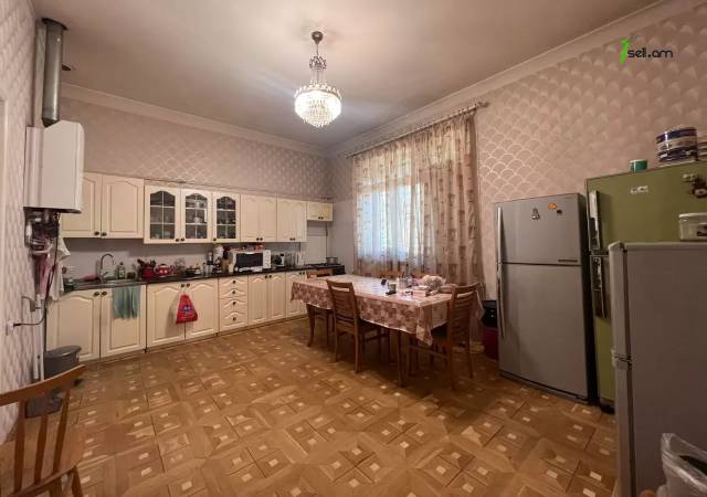 Երեք հարկանի քարե տուն Մարշալ Բաղրամյան պողոտայում Արաբկիրում, 840 ք.մ., 2 սանհանգույց