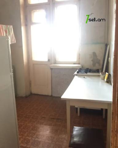 3 սենյականոց բնակարան Կիևյան փողոցում, 88 քմ, 3/5 հարկ, 2 սանհանգույց, բարձր առաստաղներ, քարե շենք