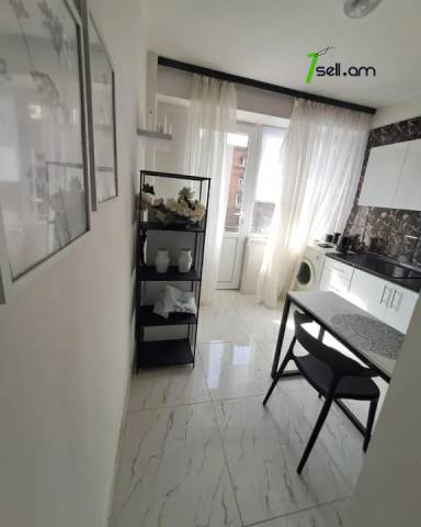 2 սենյականոց բնակարան Մեսրոպ Մաշտոցի պողոտայում, 45 ք.մ., 3/5 հարկ, եվրովերանորոգված, քարե շենք