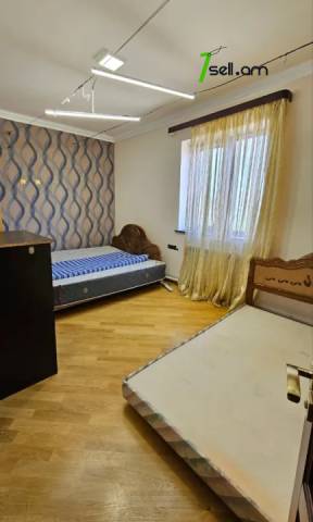 Երկու հարկանի քարե տուն Սիլիկյանի 5-րդ փողոցում Աջափնյակում, 3000 քմ, 2 սանհանգույց, մեծ հողամաս