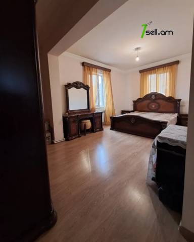 Երկու հարկանի քարե տուն Մայիսի 9-ի փողոցում Շենգավիթում, 300 ք.մ., 2 սանհանգույց