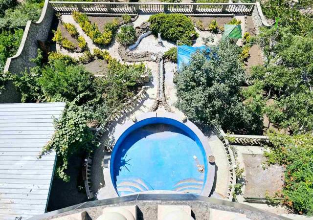 Երեք հարկանի քարե տուն Նորքի 9-րդ փողոցում Նորք Մարաշում, 1400 քմ, 3+ սանհանգույց