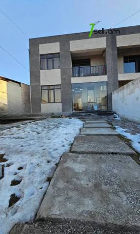 Երկու հարկանի քարե թաունհաուզ Առինջի 4-րդ փողոցում Առինջում, 560 ք.մ., 3+ սանհանգույց