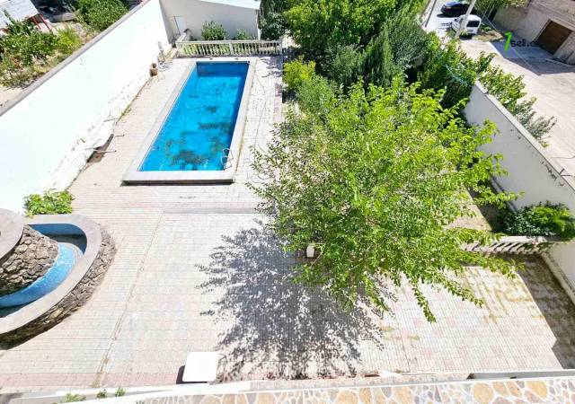 Երեք հարկանի քարե տուն Աջափնյակում, 1200 ք.մ., 2 սանհանգույց, եվրովերանորոգված