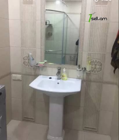 Ընդարձակ 1 սենյականոց բնակարան նորակառույց շենքում Նիկողայոս Ադոնցի փողոցում, 72 ք.մ.