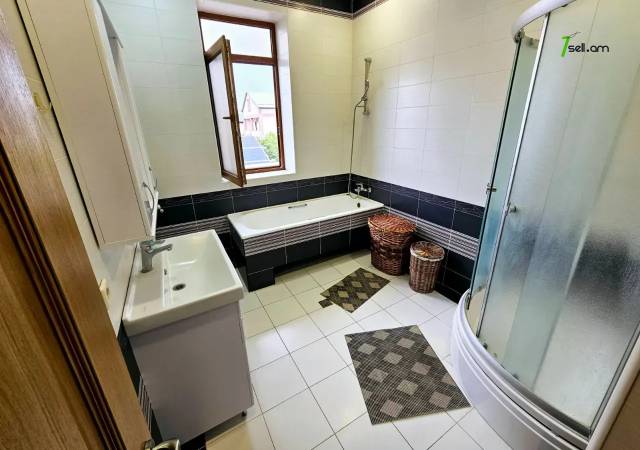 Երեք հարկանի քարե տուն Մելքումովի փողոցում Դավիթաշենում, 600 ք.մ., 3+ սանհանգույց, եվրովերանորոգված