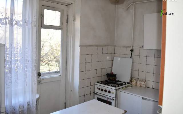 5 սենյականոց բնակարան Վահրամ Փափազյան փողոցում, 85 քմ, 2/5 հարկ, 2 սանհանգույց, քարե շենք