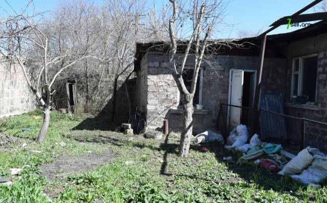 Մեկ հարկանի քարե տուն Երկաթգծի փողոցում Գյումրիում, 112 քմ