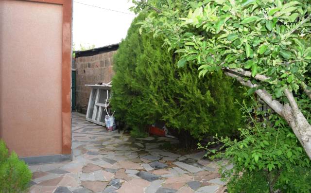 Մեկ հարկանի քարե տուն, Կոմինտերնի փողոցի 3-րդ նրբանցք Գյումրիում, 127 քմ, մասնակի վերանորոգում
