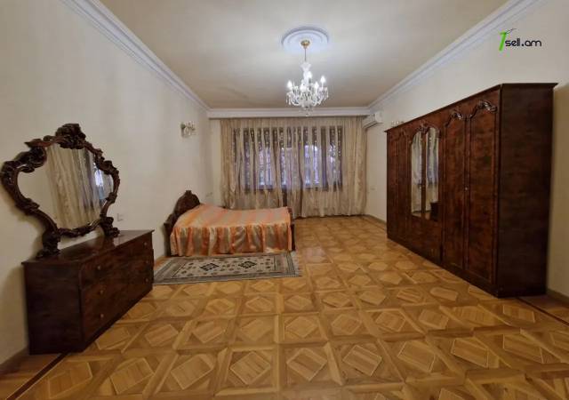 Երեք հարկանի քարե տուն Դավիթ Բեկի փողոցում Էրեբունիում, 2550 ք.մ., 3+ սանհանգույց, մեծ հողամաս