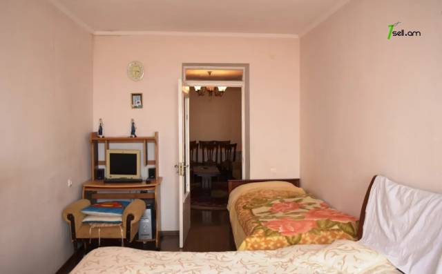 3 սենյականոց բնակարան Միխայիլ Սալտիկով-Շեդրինի փողոցում, 73 ք.մ., եվրովերանորոգված, քարե շենք