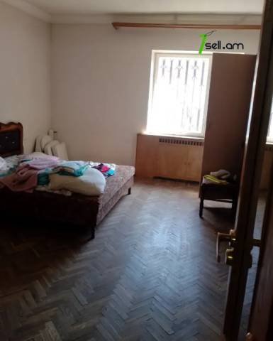 Երեք հարկանի քարե տուն Նոր Արեշի 37րդ փողոցում Էրեբունիում, 536 ք.մ., 2 սանհանգույց