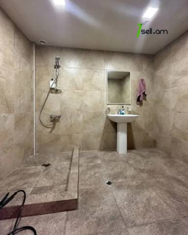 Մեկ հարկանի քարե տուն Բագրևանդի 42-րդ փողոցում Նոր Նորքում, 1100 քմ, 3+ սանհանգույց