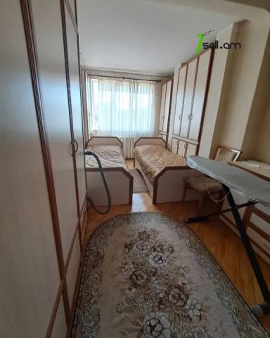 4 սենյականոց բնակարան Լեոյի փողոցում, 100 ք.մ., 2/5 հարկ, եվրովերանորոգված, քարե շենք