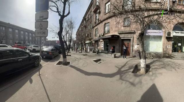 Բազմաֆունկցիոնալ գույք Աբովյան փողոցում կենտրոնում, 170 ք.մ.